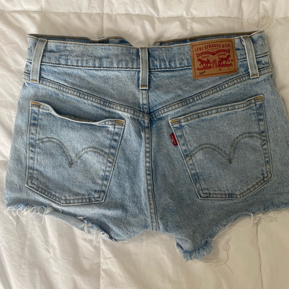 WOMENS LIGHT WASH LEVI SHORTS 501 ORIGINAL SIZE 26